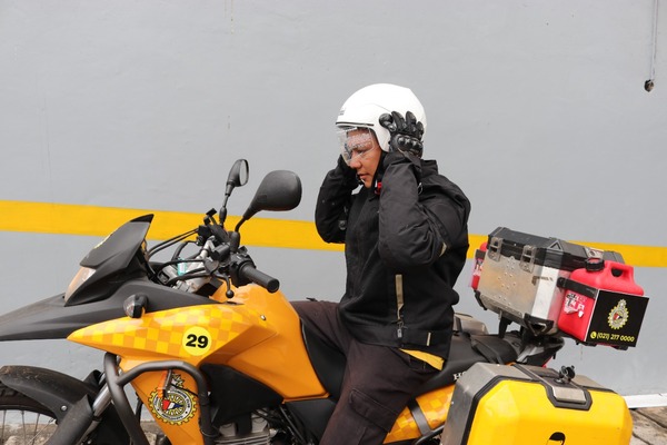 Campaña busca salvar vidas en accidentes de moto mediante el uso correcto del casco - La Clave