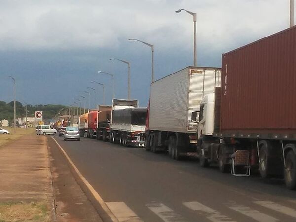 Colapso: camioneros esperan horas para pasar a Posadas - Nacionales - ABC Color