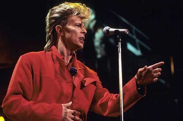 Warner compra los derechos de canciones de David Bowie - Música - ABC Color