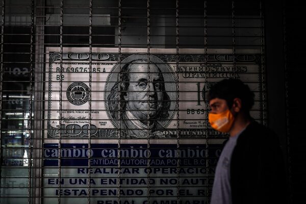 El peso argentino, la moneda «igual a un dólar» que hoy no vale medio centavo