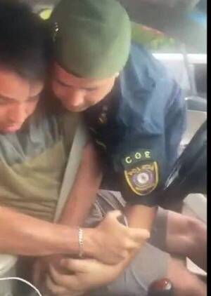 Crónica / Se hizo viral: Policía forcejeó con un chofer que lo "quiso morder"