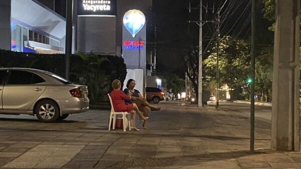 Mujer en Paraguay celebra Navidad y Año Nuevo desde hace 22 años en la calle donde falleció su hijo