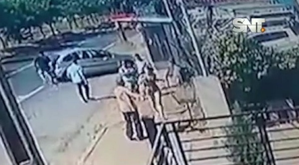 Atacada por su pareja en una parada de bus - SNT