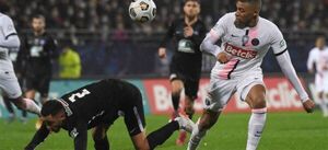 Un triplete de Mbappé catapulta al PSG a los octavos de la Coupe