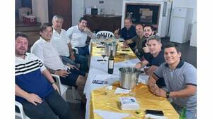 Crónica / ¡Atendé quien vino! Íntima reunión sin Papá Noel pero con un “Santa”
