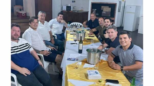 Crónica / ¡Atendé quien vino! Íntima reunión sin Papá Noel pero con un “Santa”