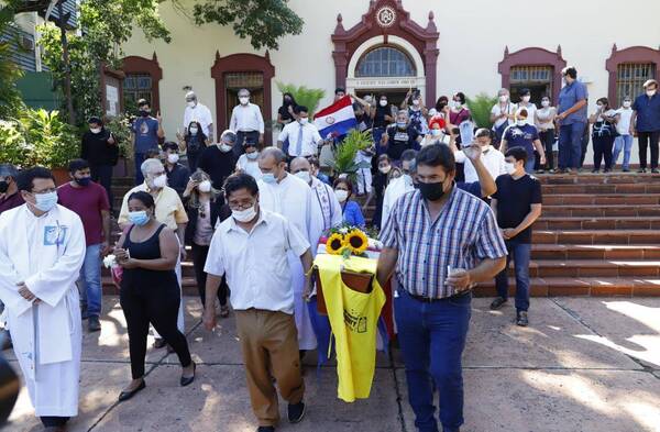 Crónica / Dieron el último adiós al pa'i Oliva en el Cristo Rey