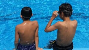 Piscina, calor y polvo en el ambiente disparan consultas por conjuntivitis en niños | Noticias Paraguay