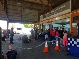 Casi 200.000 personas cruzaron frontera entre Argentina y Paraguay por Encarnación y Falcón - Nacionales - ABC Color