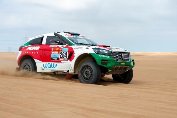 Andrea Lafarja escala posiciones en el Dakar - Automovilismo - ABC Color