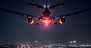 La Nación / Regreso en el tiempo: pasajeros de un avión festejaron un doble Año Nuevo