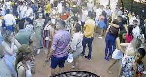 La Nación / Denuncian que policía lanzó gas lacrimógeno en bar de Carapeguá