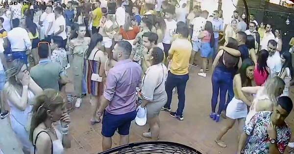 La Nación / Denuncian que policía lanzó gas lacrimógeno en bar de Carapeguá