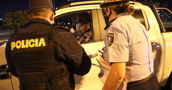 La Nación / Controles policiales: ¿cómo actuar si te piden bajar del auto?