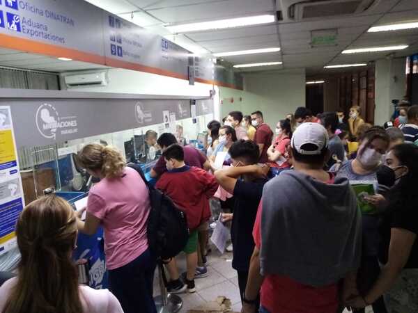 Más de 2.500 paraguayos cruzan el Puente de la Amistad para vacacionar al Brasil - La Clave