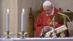 Diario HOY | Papa reza por los enfermos y lamenta que los tratamientos médicos "sean un lujo" de ricos