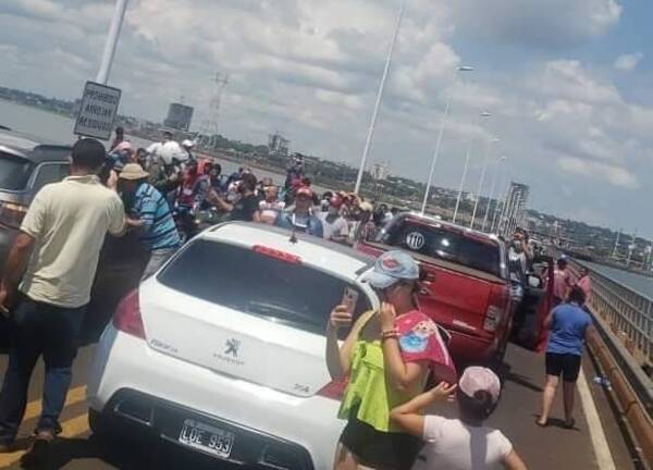 Crónica / Viajeros cierran puente San Roque por espera interminable ndaje