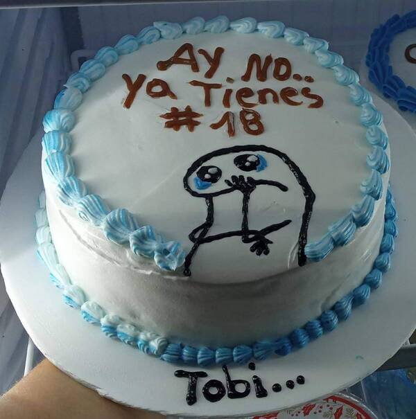 Crónica / Doña hace tortas "memes" que endulzan y divierten