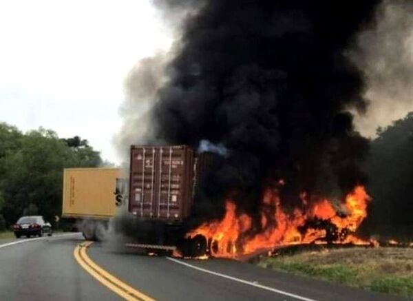 Choque y posterior incendio de camiones deja un paraguayo muerto en Brasil - ABC en el Este - ABC Color