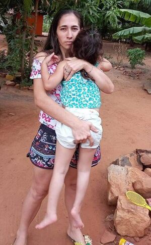 Madre clama ayuda económica para costear tratamiento de su hija autista - Nacionales - ABC Color