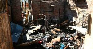 La Nación / Voraz incendio arrasa con vivienda en Asunción