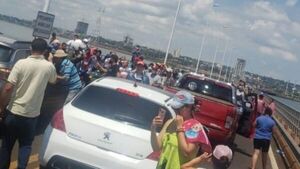 Ante demora en paso Encarnación-Posadas, bloquean puente
