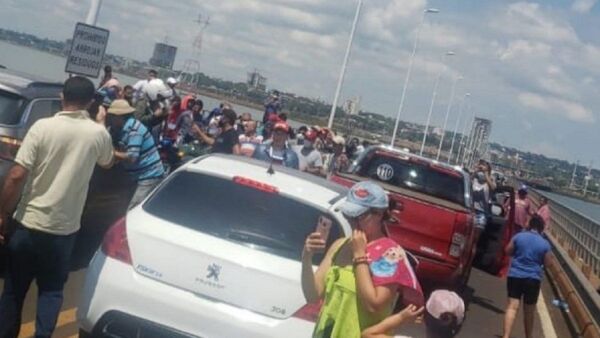 Ante demora en paso Encarnación-Posadas, bloquean puente