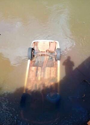 Crónica / Tragedia: ocupantes de un auto mueren tras caer a un río desde un puente en construcción