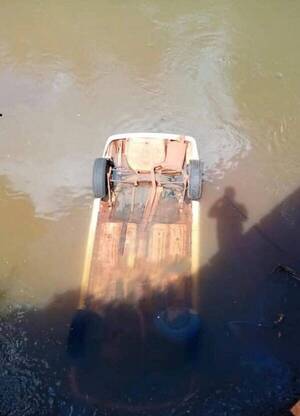 Crónica / Tragedia: ocupantes de un auto mueren tras caer a un río desde un puente en construcción