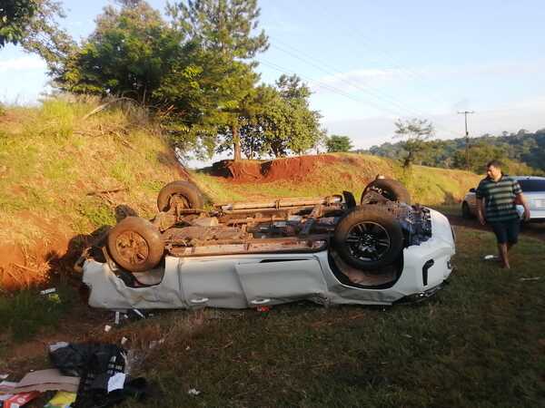 AHORA: CHOQUE Y VUELCO DE DOS VEHÍCULOS EN T. ROMERO PEREIRA - Itapúa Noticias