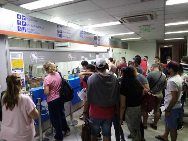 Auge de turistas en Migraciones para ir de vacaciones al Brasil - La Clave