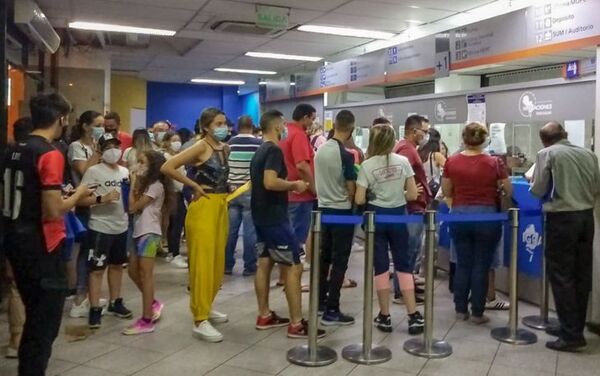 Miles de paraguayos viajan al Brasil a vacacionar, pese al riesgo latente de contraer el Covid-19 | DIARIO PRIMERA PLANA