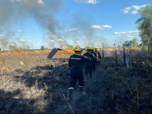 Bomberos controlan incendio en Itacurubí de la Cordillera