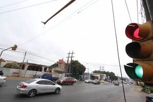Crónica / Malandro con orden de captura, tranquilamente robó celu en un semáforo