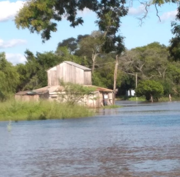 Rio Aquidabán inunda a familias de Paso Horqueta