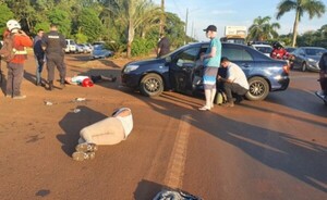 Giro imprudente ocasiona choque entre motocicleta y automóvil