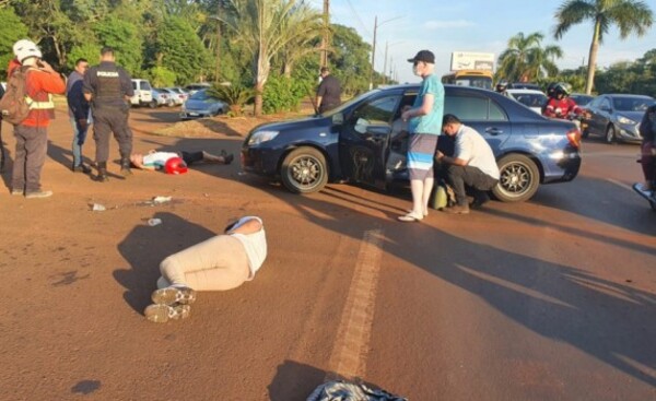 Giro imprudente ocasiona choque entre motocicleta y automóvil