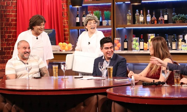 Las "enfermeras" Quiñónez y Rubí en “Polémica en el bar” | Telefuturo