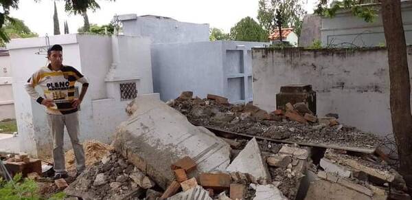 Crónica / Destruyen panteón con finado adentro en Villarrica
