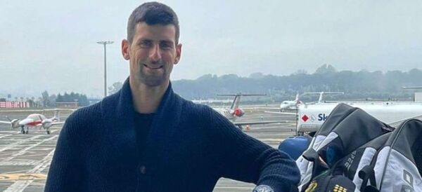 Un problema de visado bloquea la entrada de Djokovic en Australia