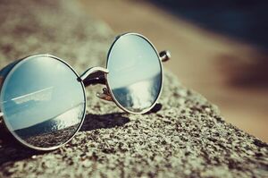 Usar lentes de sol sin protección ultravioleta daña la vista