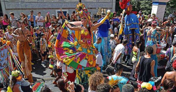 La Nación / Desfilen callejeros del carnaval de Rio fueron suspendidos