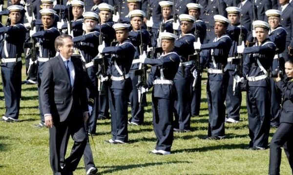 Bolsonaro firmó una ley que restringe ciertos tipos de tatuajes para quienes quieran ingresar a la Marina