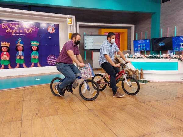 Crónica / (VÍDEO) ¡Conductores de tevé armaron carrera en bici en pleno set!