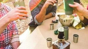 Polémica por nueva "moda" de farrear con vasos térmicos