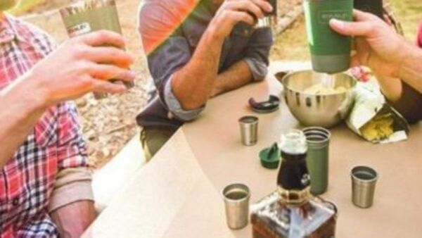 Polémica por nueva "moda" de farrear con vasos térmicos