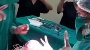 Médicos de video viral dicen que solo festejaban éxito de cirugía