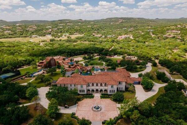 Crónica / Ex estrella de la NBA vende su mansión con 1600 botellas de vino incluido