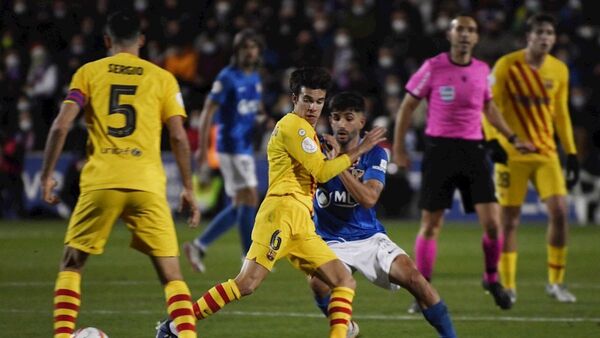 El Barcelona reacciona a tiempo ante un bravo Linares