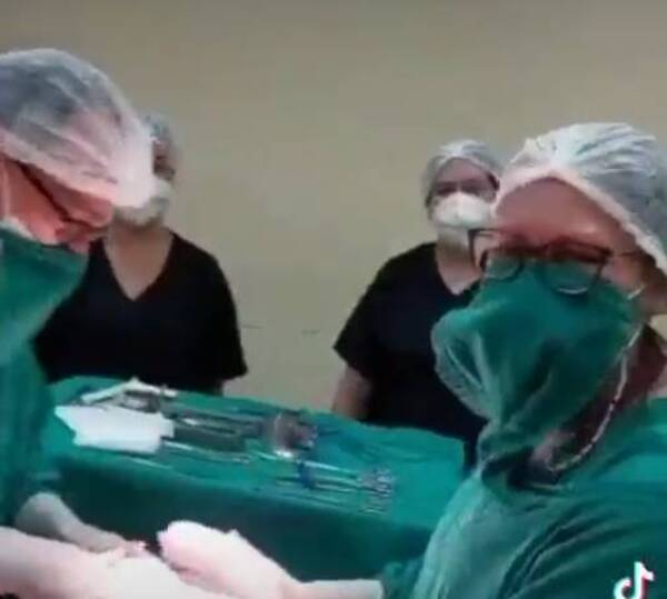 Crónica / Polémica por video del bailecito de los médicos en el quirófano